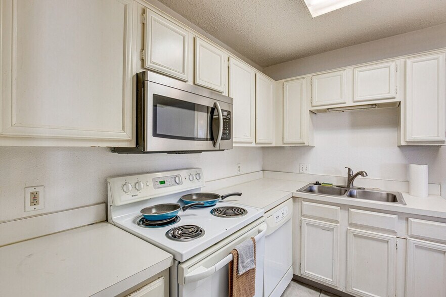 Building Photo - 8750 Park Ln