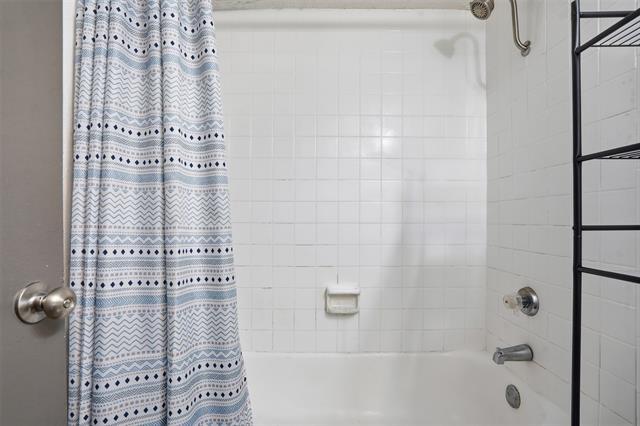 Building Photo - 9520 Royal Ln