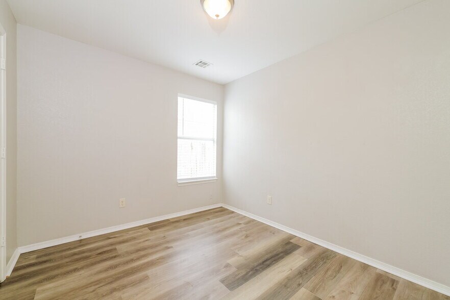 Building Photo - 1101 Edinburg Dr