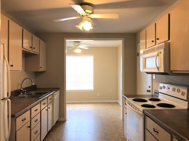 Building Photo - 1905 W Twohig Ave