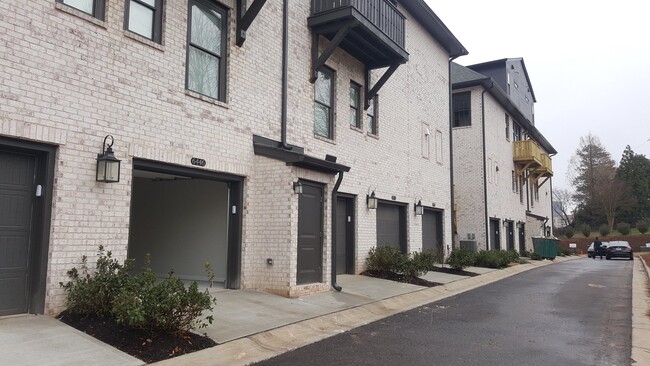 Building Photo - 1BR 1.5BA Townhouse- Aria Sandy Springs