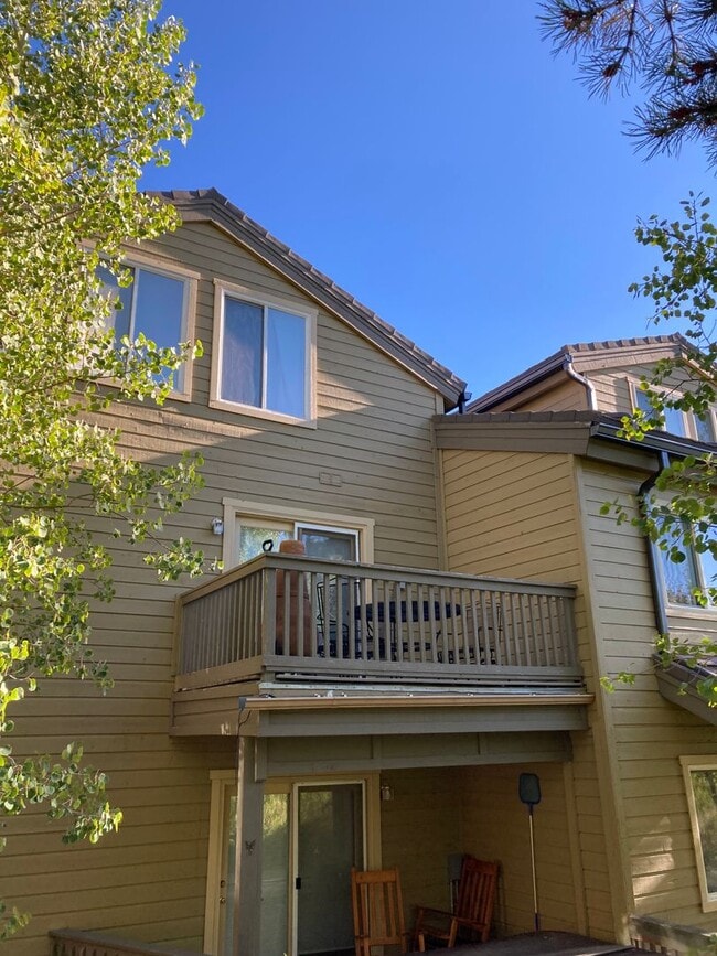 Building Photo - Bright and updated 3 bedroom with loft, In Unit Washer & Dryer, Large windows