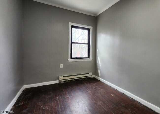 Building Photo - 423 2nd St