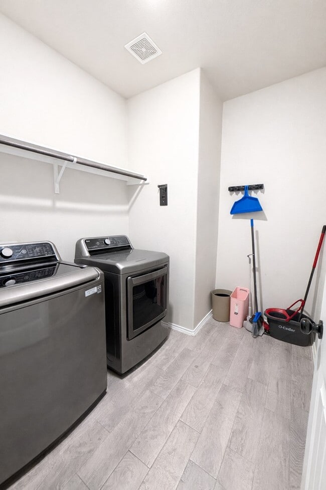 Building Photo - 2027 Ebbets Dr