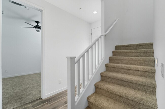 Building Photo - Like Brand New Luxurious Modern 3 Bedroom 2 Bath Townhome in Warner Meadow – Rare Rental Opportun...