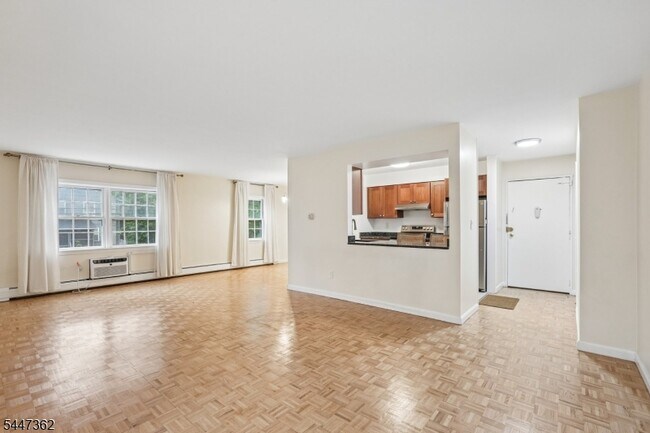 Building Photo - 135 S Maple Ave