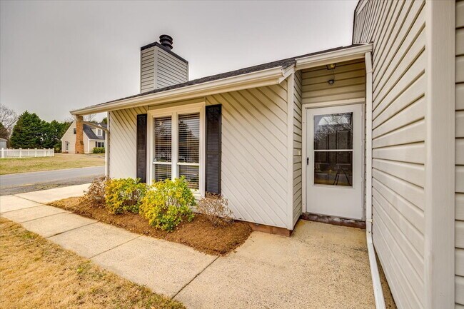 Primary Photo - "Fully Furnished Charming 3-Bedroom Home i...