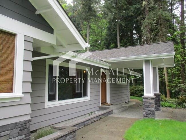 Building Photo - Craftsman Home with Detached 2-Car Garage Near Uptown & Narrows Bridge