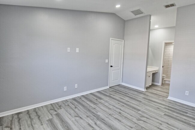 Building Photo - New Remodel! Gorgeous 2 Bedroom Condo! Amazing Location!