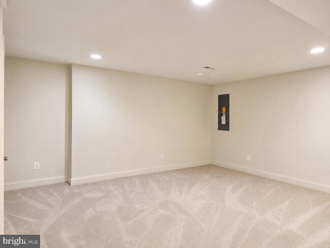 Building Photo - 3348 Burton Dr