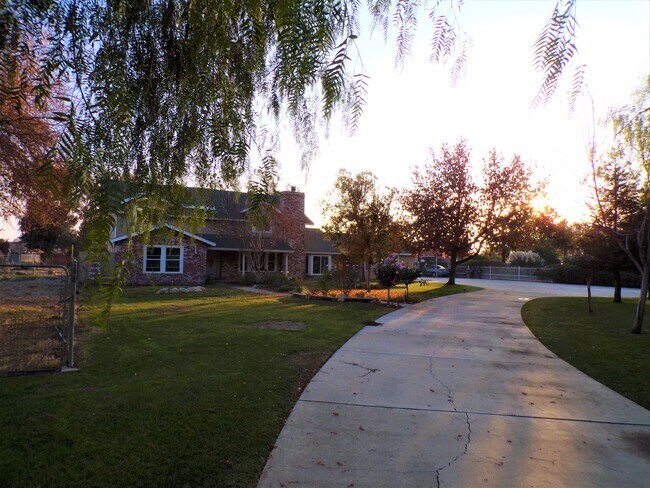 Building Photo - 14921 Sunnybank Ave