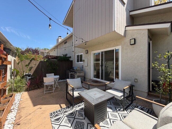 Building Photo - Remodeled 3 bedroom 2 1/2 bath townhome!