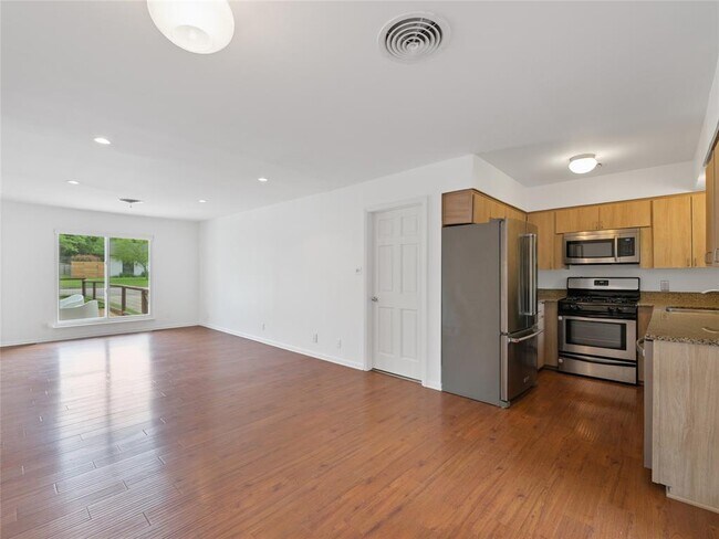 Building Photo - 616 Long Bow Ln