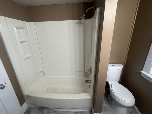 Building Photo - 1056 E 99th St