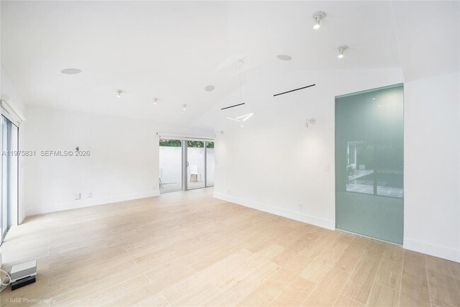 Building Photo - 555 NE 52nd Terrace