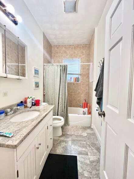 Building Photo - 8 Carmel St