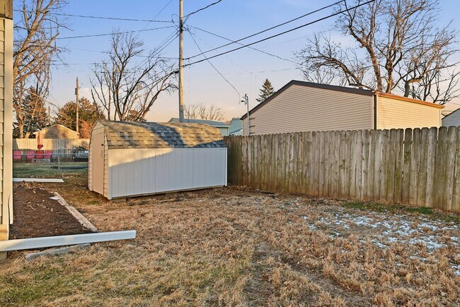 Building Photo - Fully remodeled 4 bed charmer