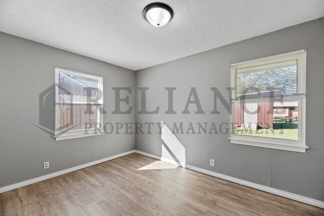 Building Photo - 2231 S Hiram St