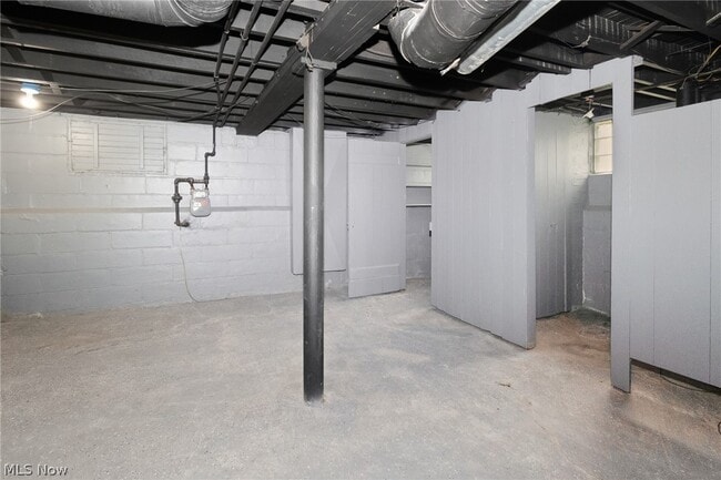 Building Photo - 12808 Beachwood Ave