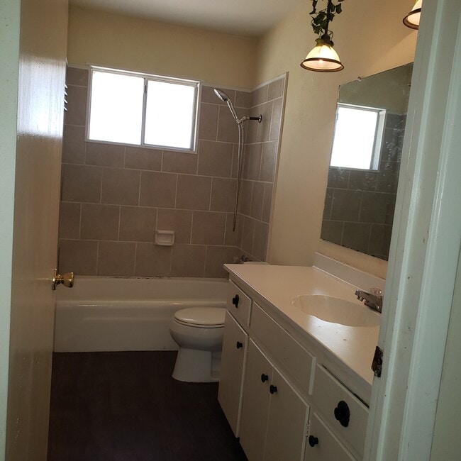 Building Photo - 2308 Lake W Dr