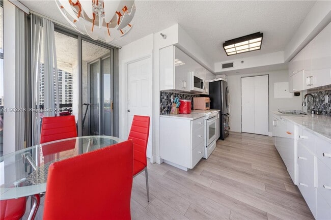 Building Photo - 3530 Mystic Pointe Dr