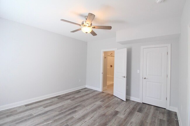 Building Photo - Stylish and Spacious Townhome Near Sentara...