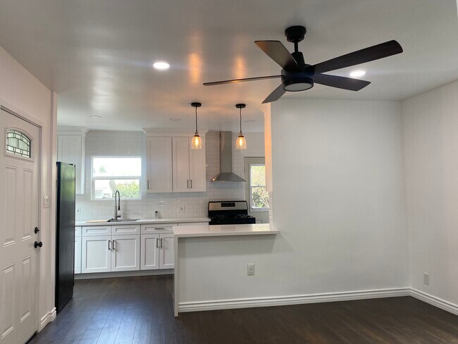 Building Photo - 2825 Moss Ave