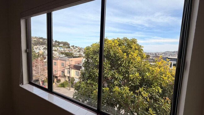 Building Photo - 3Bed/2.5Ba Tri-Level Home with Views, Solar, and Private Yard – Glen Park