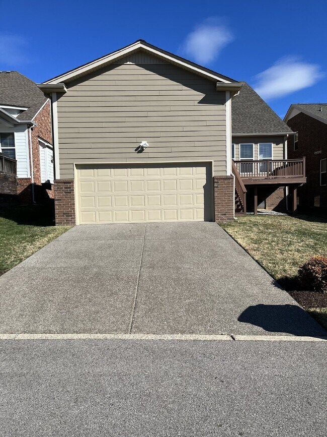 Building Photo - "Charming 4-Bed Home with Guest Suite & Gr...