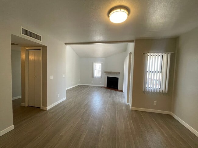 Building Photo - Lovely 2 Bedroom 2 Bath with Fireplace!