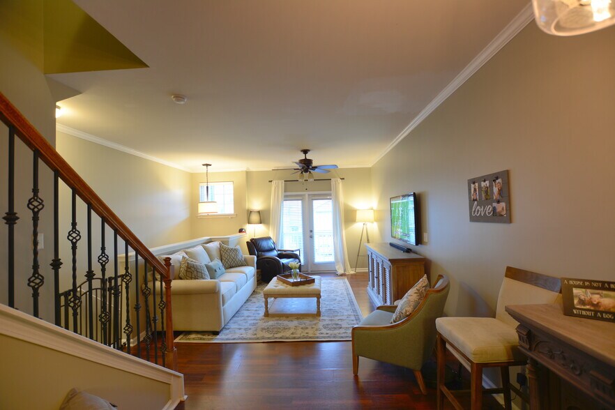 Open concept from Kitchen to Living room - 1256 Liberty Pkwy NW