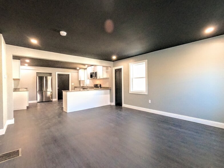 Building Photo - 2 Sunnyside St