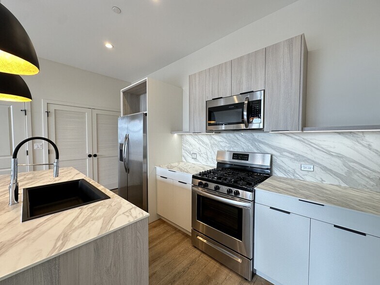 Building Photo - 3207 N Narragansett Ave