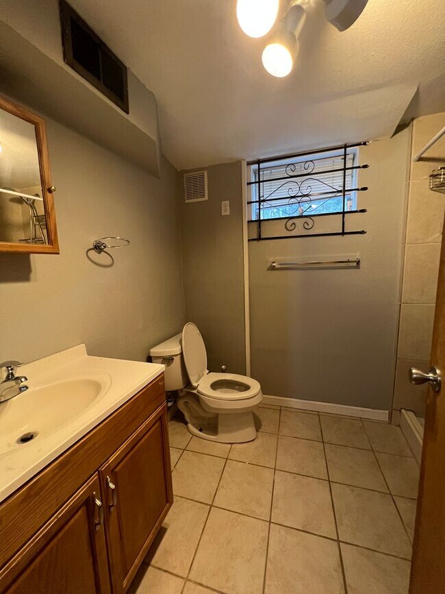 Building Photo - Classic 4 Bed Brick Home in Ravenna