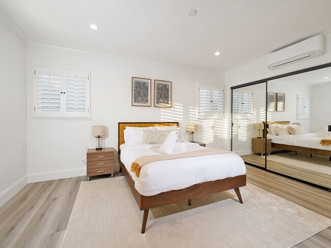 Building Photo - Luxe 5+4.5 w/detached studio, downstairs e...