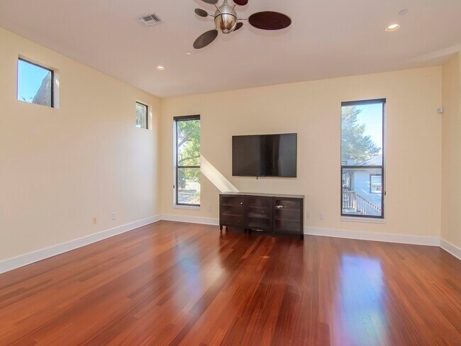 Building Photo - 213 S Moody Ave