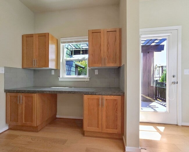 Building Photo - Spacious 3BR/3.5BA Townhome in Desirable E...