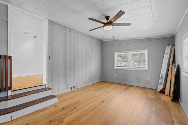 Building Photo - 212 SE Kalash Rd