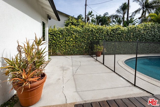 Building Photo - 14006 Runnymede St