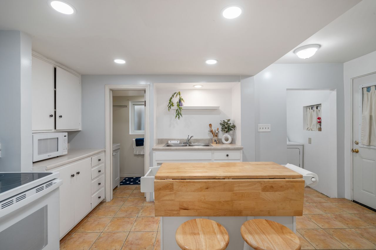 Building Photo - 832 Cypress Ave