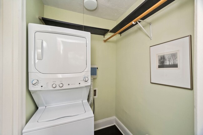 Building Photo - Cozy, updated 4th-floor studio in Nob Hill. Convenient location near all the hot spots