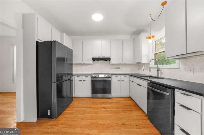 Building Photo - 1086 Pine Grove Ave NE