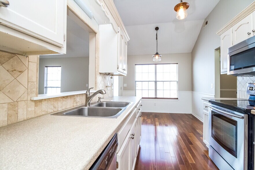 Building Photo - 494 Forest Ridge Dr