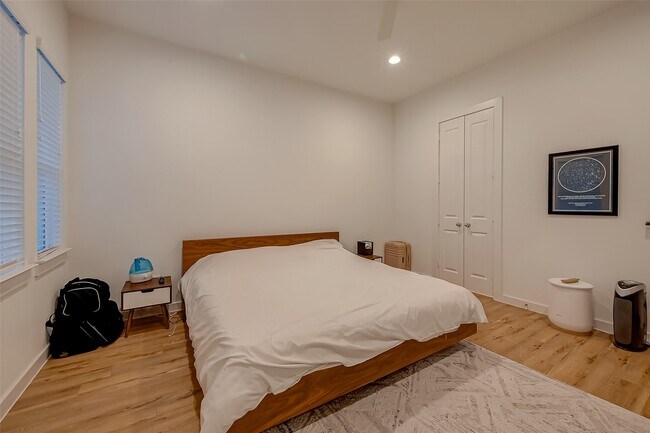 Building Photo - 8911 Knoll Villas St