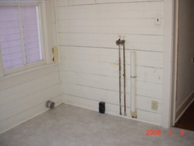 Building Photo - West Pleasant St - 004