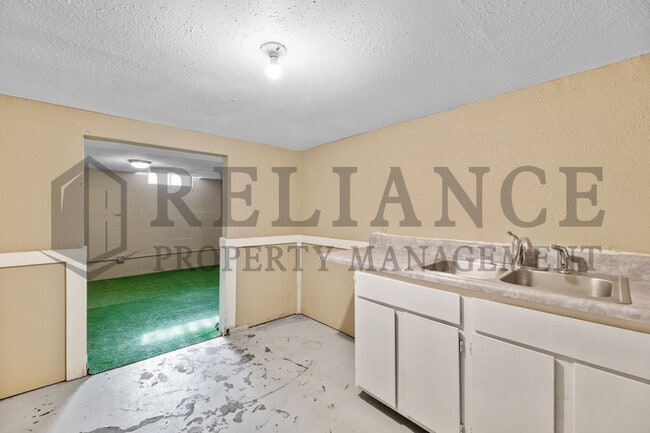 Building Photo - 2118 E 1st St N