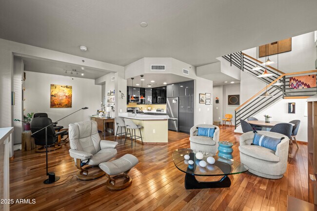 Building Photo - 17 W Vernon Ave