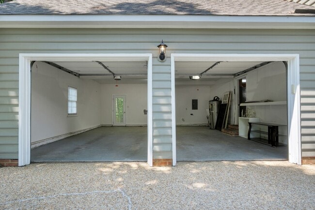 Building Photo - Beautifully Refreshed 4 Bedroom 3 Bath Col...