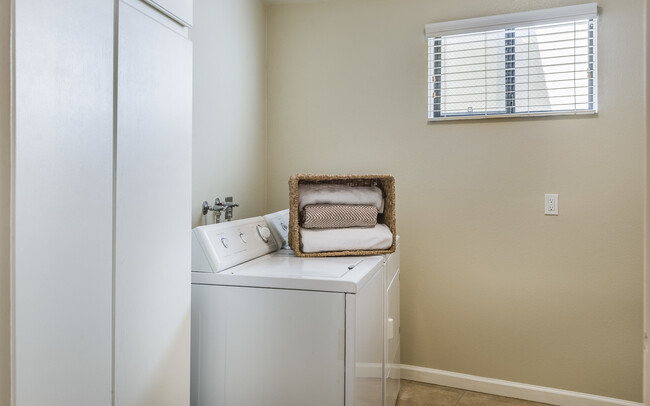 Building Photo - Beautiful Redondo Beach Townhouse