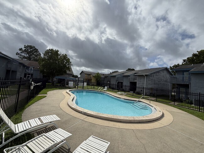 Building Photo - 1325 Greendale Ave